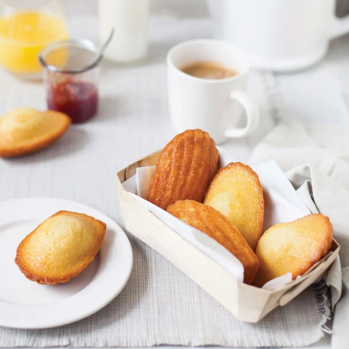 St Michel Madeleine Classic French Sponge Cake 100 Count