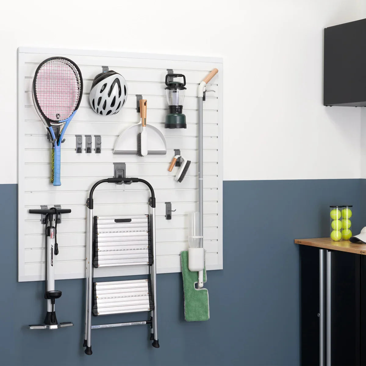 TRINITY 16 Sq Ft Modular Slatwall 13-piece Accessory Set