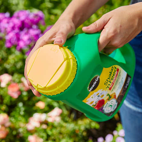 Miracle-Gro Shake 'n Feed All Purpose Plant Food 8 lb